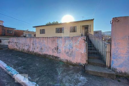 Casa à venda com 300m², 3 quartos e 6 vagas Casa à venda com 300m², 3 quartos e 6 vagasFachada