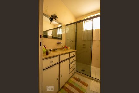 Casa à venda com 333m², 4 quartos e 5 vagasBanheiro 2