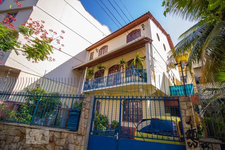 Casa à venda com 333m², 4 quartos e 5 vagasFachada