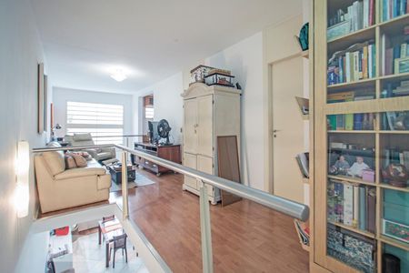 Casa à venda com 220m², 3 quartos e 2 vagas Casa à venda com 220m², 3 quartos e 2 vagasHall da Escada