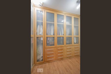 Casa à venda com 220m², 3 quartos e 2 vagas Casa à venda com 220m², 3 quartos e 2 vagasCloset da Suite