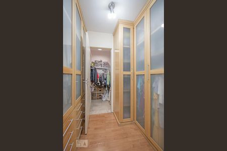 Casa à venda com 220m², 3 quartos e 2 vagas Casa à venda com 220m², 3 quartos e 2 vagasCloset da Suite