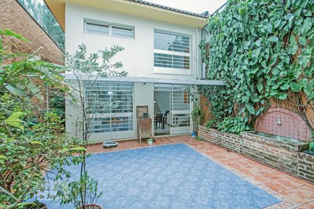 Casa à venda com 220m², 3 quartos e 2 vagas Casa à venda com 220m², 3 quartos e 2 vagasPátio e o Anexo com a Casa