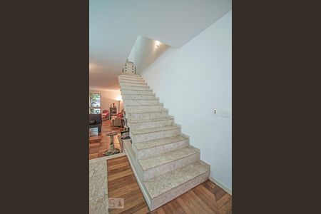 Casa à venda com 220m², 3 quartos e 2 vagas Casa à venda com 220m², 3 quartos e 2 vagasEscada