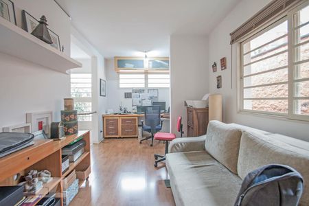 Casa à venda com 220m², 3 quartos e 2 vagas Casa à venda com 220m², 3 quartos e 2 vagasEscritório