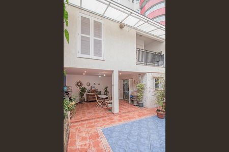 Casa à venda com 220m², 3 quartos e 2 vagas Casa à venda com 220m², 3 quartos e 2 vagasPátio Interno com Anexo