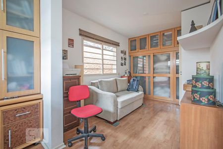 Casa à venda com 220m², 3 quartos e 2 vagas Casa à venda com 220m², 3 quartos e 2 vagasEscritório