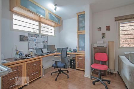 Casa à venda com 220m², 3 quartos e 2 vagas Casa à venda com 220m², 3 quartos e 2 vagasEscritório