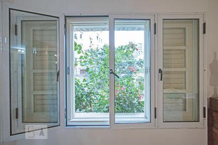 Casa à venda com 220m², 3 quartos e 2 vagas Casa à venda com 220m², 3 quartos e 2 vagasJanela anti-ruido da Suite