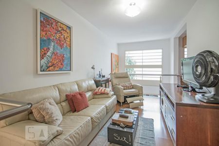 Casa à venda com 220m², 3 quartos e 2 vagas Casa à venda com 220m², 3 quartos e 2 vagasSala de TV