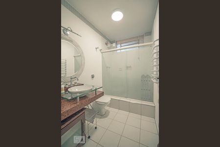 Casa à venda com 220m², 3 quartos e 2 vagas Casa à venda com 220m², 3 quartos e 2 vagasBanheiro