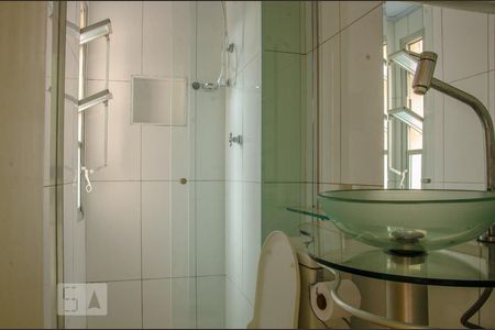 Banheiro  de apartamento para alugar com 2 quartos, 49m² em Vila Mangalot, São Paulo
