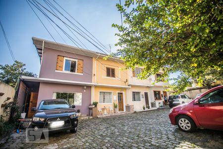 Casa de condomínio à venda com 120m², 3 quartos e 2 vagas Casa de condomínio à venda com 120m², 3 quartos e 2 vagasFachada