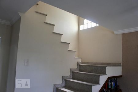 Casa de condomínio à venda com 230m², 3 quartos e 3 vagasEscada