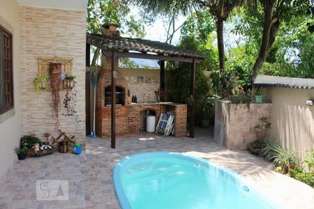 Casa de condomínio à venda com 230m², 3 quartos e 3 vagasa comum - Piscina