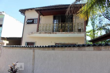 Casa de condomínio à venda com 230m², 3 quartos e 3 vagasFachada