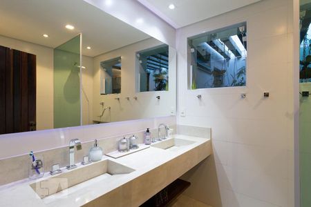 Casa à venda com 239m², 3 quartos e 5 vagasBanheiro 2