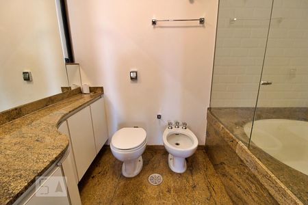 Apartamento à venda com 300m², 4 quartos e 3 vagasBanheiro da Suíte 1