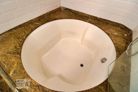 Apartamento à venda com 300m², 4 quartos e 3 vagasBanheiro da Suíte 1