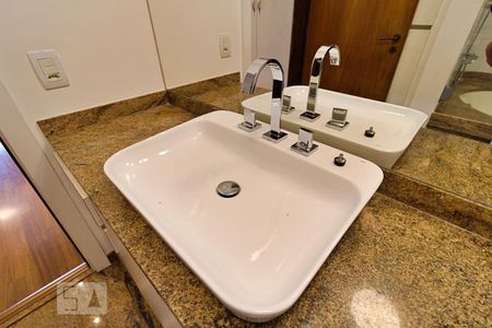 Apartamento à venda com 300m², 4 quartos e 3 vagasBanheiro da Suíte 1