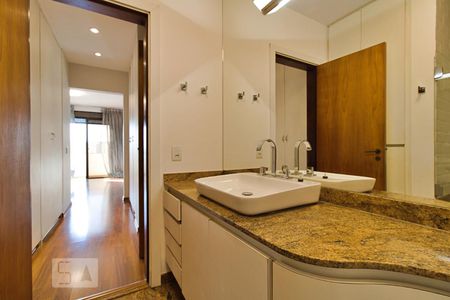 Apartamento à venda com 300m², 4 quartos e 3 vagasBanheiro da Suíte 1