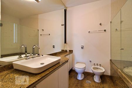 Apartamento à venda com 300m², 4 quartos e 3 vagasBanheiro da Suíte 1