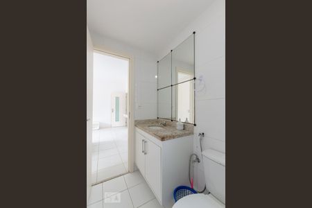 Banheiro de kitnet/studio para alugar com 1 quarto, 40m² em Barra, Salvador