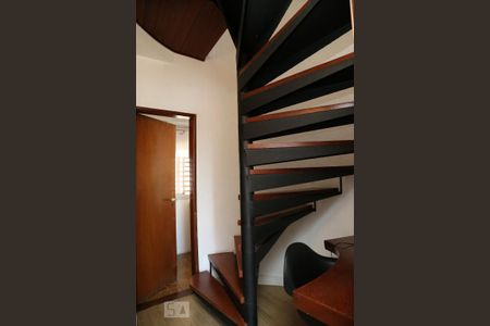 Apartamento à venda com 65m², 1 quarto e 1 vagaEscada