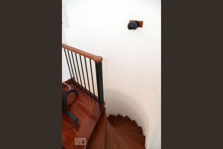 Apartamento à venda com 65m², 1 quarto e 1 vagaEscada