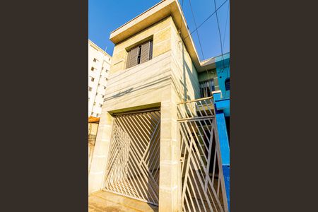 Casa à venda com 166m², 6 quartos e 1 vaga Casa à venda com 166m², 6 quartos e 1 vagaFachada