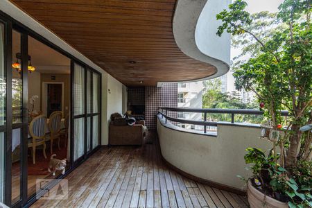 Apartamento à venda com 250m², 3 quartos e 3 vagas Apartamento à venda com 250m², 3 quartos e 3 vagasVaranda Gourmet