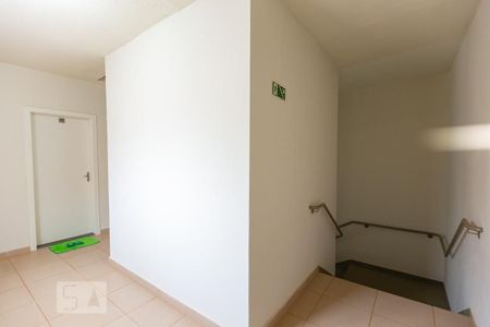 Apartamento para alugar com 48m², 2 quartos e 1 vaga Apartamento para alugar com 48m², 2 quartos e 1 vagaEscada