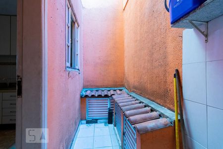 Casa de condomínio à venda com 200m², 3 quartos e 1 vagaÁrea de Serviço