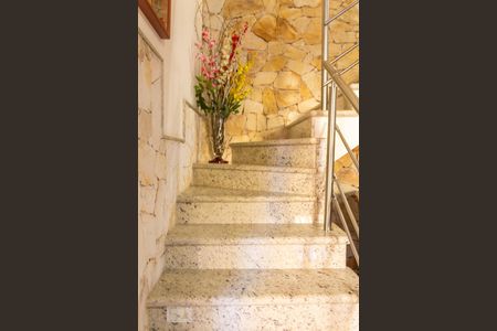 Casa à venda com 150m², 3 quartos e 1 vaga Casa à venda com 150m², 3 quartos e 1 vagaEscadas