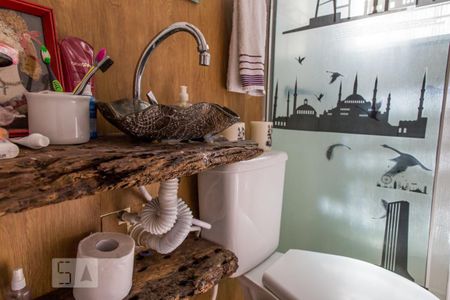 Casa à venda com 70m², 2 quartos e sem vaga Casa à venda com 70m², 2 quartos e sem vagaBanheiro