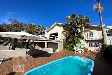 Casa à venda com 270m², 3 quartos e 3 vagasPiscina