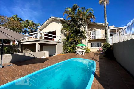 Casa à venda com 270m², 3 quartos e 3 vagasPiscina