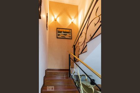 Casa à venda com 351m², 5 quartos e 4 vagasEscada