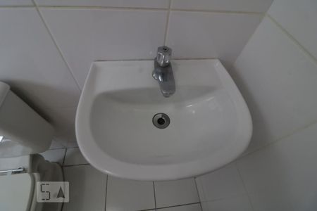 Casa de condomínio à venda com 105m², 3 quartos e 2 vagasBanheiro da Suíte 1 - pia