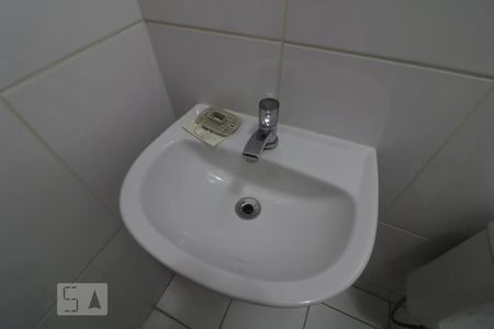 Casa de condomínio à venda com 105m², 3 quartos e 2 vagasBanheiro Social - pia