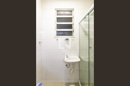 Banheiro social  de kitnet/studio para alugar com 1 quarto, 23m² em Centro, Rio de Janeiro