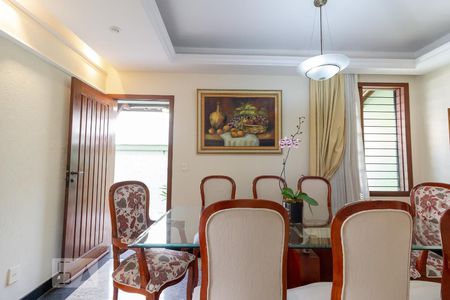 Casa à venda com 300m², 4 quartos e 2 vagas Casa à venda com 300m², 4 quartos e 2 vagasSala de Jantar