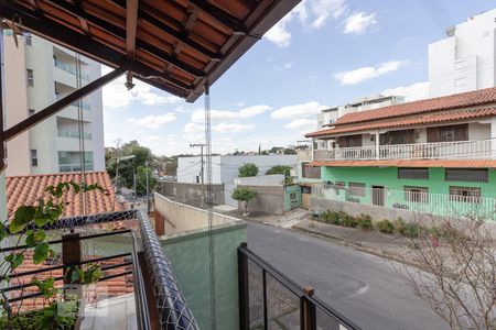 Casa à venda com 300m², 4 quartos e 2 vagas Casa à venda com 300m², 4 quartos e 2 vagasVista da Sacada