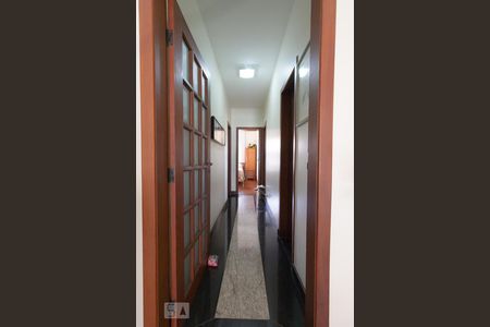 Casa à venda com 300m², 4 quartos e 2 vagas Casa à venda com 300m², 4 quartos e 2 vagasCorredor