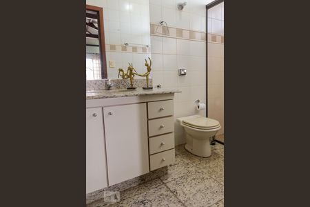 Casa à venda com 300m², 4 quartos e 2 vagas Casa à venda com 300m², 4 quartos e 2 vagasBanheiro