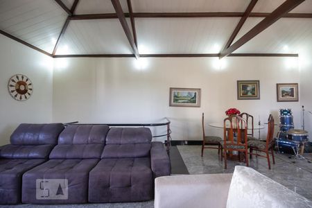 Casa à venda com 300m², 4 quartos e 2 vagas Casa à venda com 300m², 4 quartos e 2 vagasSala de Estar