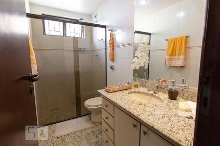 Casa à venda com 300m², 4 quartos e 2 vagas Casa à venda com 300m², 4 quartos e 2 vagasBanheiro Social