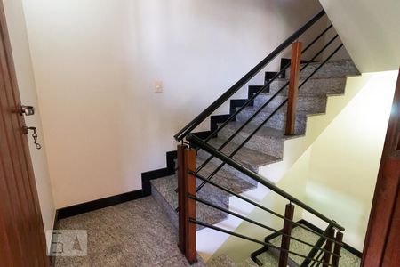 Casa à venda com 300m², 4 quartos e 2 vagas Casa à venda com 300m², 4 quartos e 2 vagasEscada