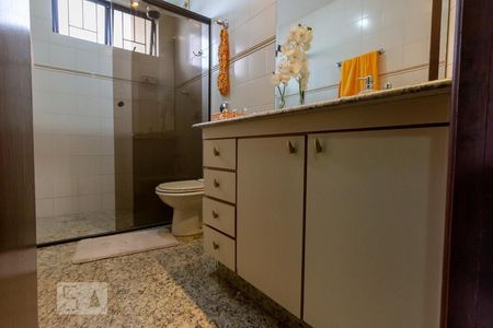 Casa à venda com 300m², 4 quartos e 2 vagas Casa à venda com 300m², 4 quartos e 2 vagasDetalhe banheiro