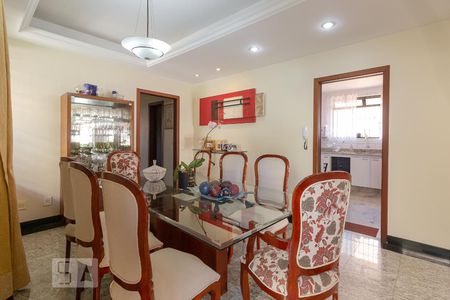 Casa à venda com 300m², 4 quartos e 2 vagas Casa à venda com 300m², 4 quartos e 2 vagasSala de Jantar